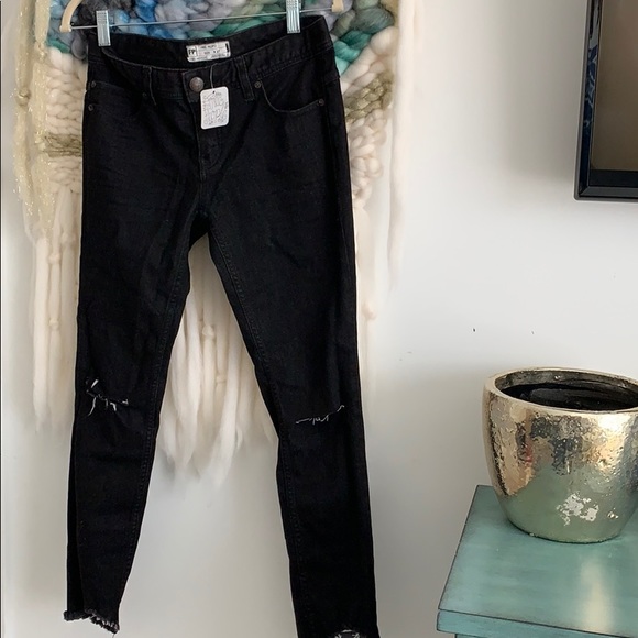 Free People Denim - BNWT Free People Carbon Frayed Skinny Jean